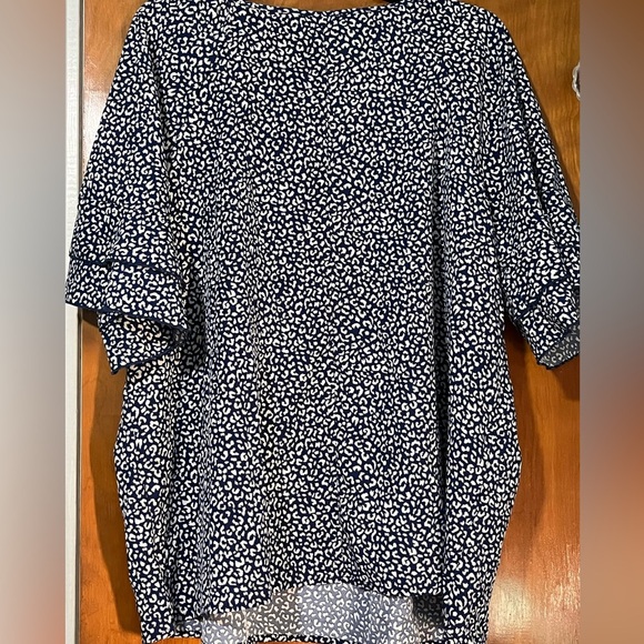 Elegant Navy and White Blouse - Picture 4 of 4